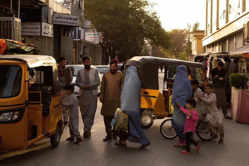 ブルカをかぶって街を歩くアフガニスタンの女性ら＝カブールで2021年10月18日、ロイター