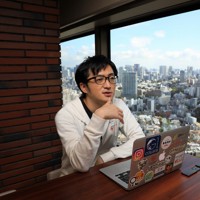 不登校を経験した後、起業した小幡和輝さん。シェアオフィスで「学校は社会に必要だが、他にも学べる場所はある」と語った＝東京都渋谷区で2021年10月14日、梅村直承撮影