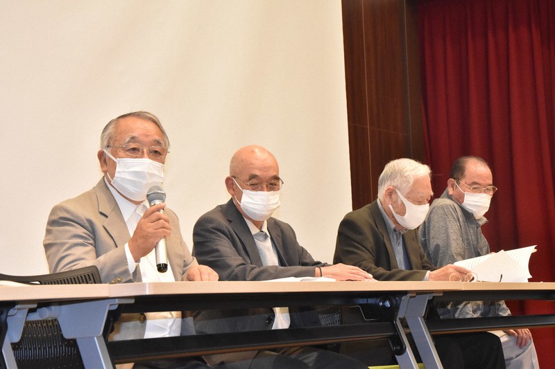 「原爆『黒い雨』被害者を支援する会」の世話人ら。右端は広谷倉三さん=広島市中区上八丁堀の広島弁護士会館で2021年10月24日午後3時23分、小山美砂撮影