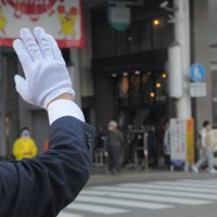 市民に手を振る候補者＝宇都宮市で2021年10月24日、竹田直人撮影