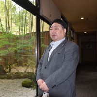 ホテル自慢の中庭を見つめる赤沢さん＝栃木県日光市本町で2021年10月6日、鴨田玲奈撮影