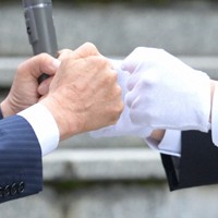 支援者とこぶしをぶつけ必勝を誓う候補者（右）＝群馬県高崎市で2021年10月19日、佐藤伸撮影