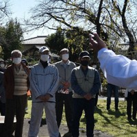 衆院選公示後、初めての週末。候補者の訴えに耳を傾ける市民＝群馬県太田市内で2021年10月24日、高橋努撮影