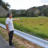 担い手不足で増える休耕地。住民有志がコミュニケーションの場にとサクラやウメの苗木80本を植えた＝千葉県大多喜町平沢で