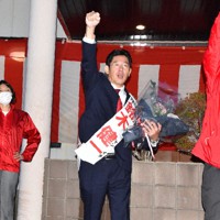 無投票当選となり、4期目に向けて支援者と共に「がんばるぞー」と叫ぶ鈴木健一氏（中央）＝三重県伊勢市内で2021年10月24日午後5時15分、尾崎稔裕撮影