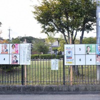 ポスターの貼り間違いで、候補者がそっくり入れ替わってしまった掲示板。右が県議補選、左が衆院選のはずが……＝奈良市疋田町で2021年10月23日、林みづき撮影