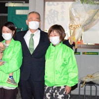 家族と当選を喜ぶ田岡実千年氏（中央）＝和歌山県新宮市で、山口智撮影