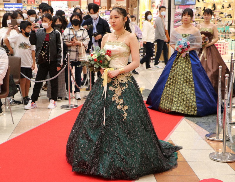 筑豊高生 華麗な衣装を披露 自作のスーツやドレスでショー 直方 福岡 毎日新聞