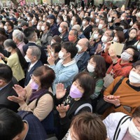街頭演説で集まった多くの有権者＝大阪市西成区で24日、加古信志撮影