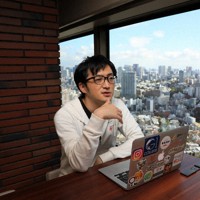 不登校を経験した後、起業した小幡和輝さん。シェアオフィスで「学校は社会に必要だが、他にも学べる場所はある」と語った＝東京都渋谷区で14日、梅村直承撮影