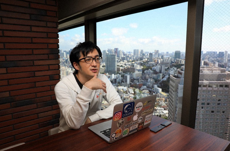 不登校を経験した後、起業した小幡和輝さん。シェアオフィスで「学校は社会に必要だが、他にも学べる場所はある」と語った=東京都渋谷区で14日、梅村直承撮影