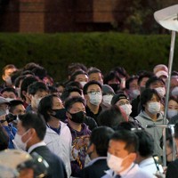 候補者らの街頭演説に耳を傾ける人たち＝東京都内で24日、前田梨里子撮影
