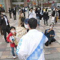 繁華街を練り歩き支持を訴える候補者（手前）＝福岡市中央区で2021年10月24日、矢頭智剛撮影