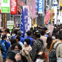 のぼり旗を掲げながら商店街の人だかりの中を練り歩く候補者ら（中央）＝名古屋市中区で2021年10月24日午後1時18分、兵藤公治撮影（画像の一部を加工しています）