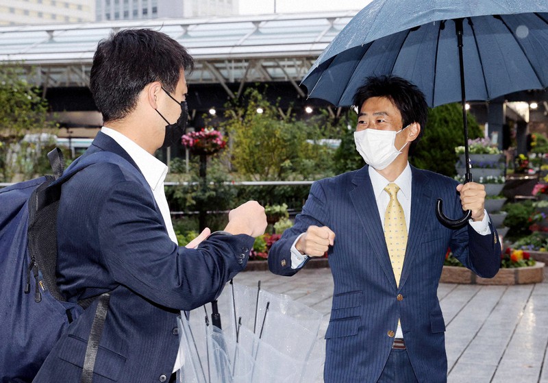 当選から一夜明け、街頭であいさつをする山崎真之輔氏(右)=浜松市中区で2021年10月25日午前6時57分、幾島健太郎撮影