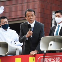 街頭演説する自民党の麻生太郎副総裁（中央）＝北海道内で2021年10月25日、高橋由衣撮影