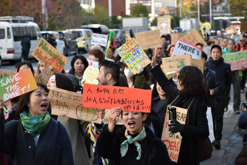 日本でも気候変動を危機と捉え、対策強化を求める若者の輪が広がっている=東京都新宿区で2019年11月29日午後0時52分、岩崎歩撮影