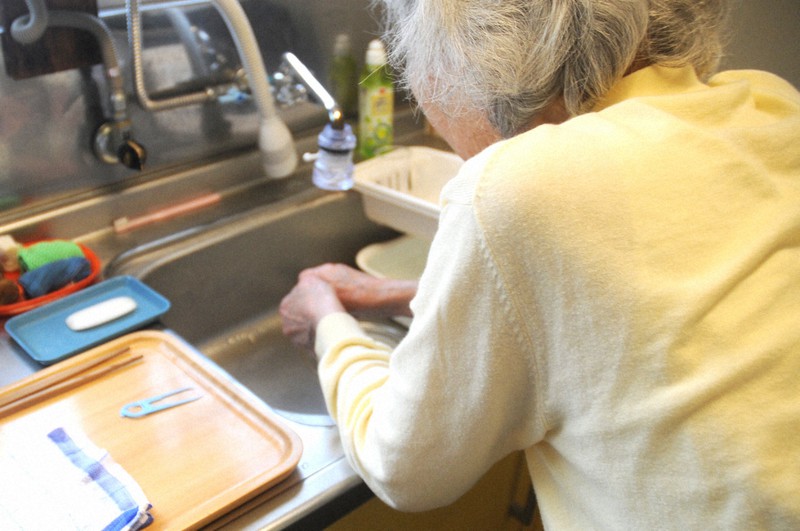 「つかまっていないと家事もできない」と話す女性。投票所に行くことが難しく、地方選挙を含めて5年以上、投票できていない=東京都目黒区で9月