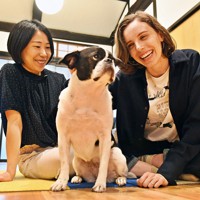 自宅で愛犬のロージーとくつろぐ坂田麻智さん（左）とテレサ・スティーガーさん＝京都市内で2021年10月10日、山崎一輝撮影