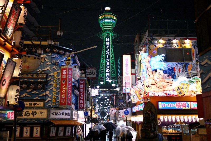 大阪府の独自基準「大阪モデル」に合わせ、緑色にライトアップされた通天閣=大阪市浪速区で2021年10月25日午後6時、久保玲撮影
