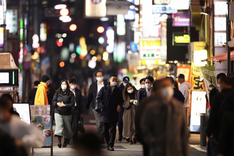 飲食店の通常営業が可能となり、ネオンが灯る飲食店街を歩く大勢の人たち=東京都港区で2021年10月25日、小川昌宏撮影