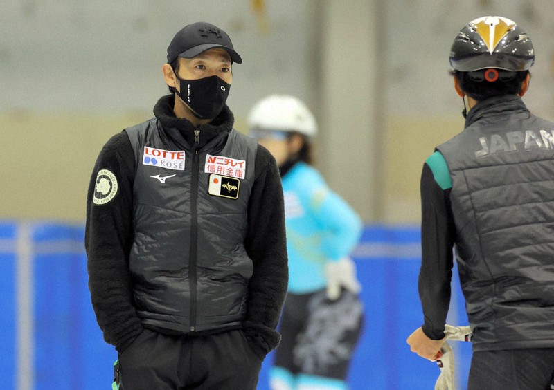 公開練習で選手を見守る長島圭一郎ヘッドコーチ(左)=長野県の帝産アイススケートトレーニングセンターで2021年9月11日(代表撮影)