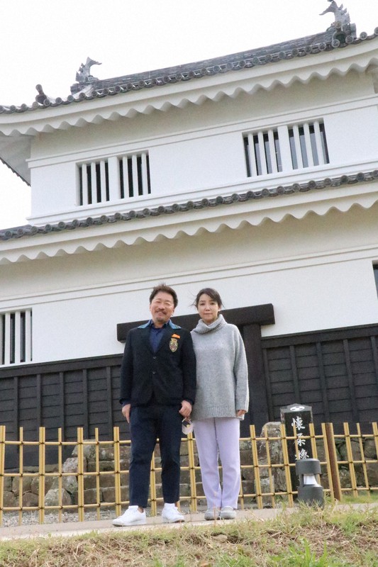 「城泊」の最初の宿泊者となった真田さん夫妻。奥は平戸城懐柔櫓=長崎県平戸市の平戸城で2021年10月24日午後0時34分、綿貫洋撮影