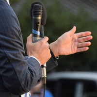 身ぶり手ぶりを交えて支持を訴える候補者＝群馬県伊勢崎市で、大澤孝二撮影2021年10月19日、大澤孝二撮影