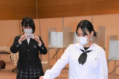 投票を体験するJK課メンバー「よーわ」さん（右）＝福井県鯖江市西山町の市役所で、大原翔撮影