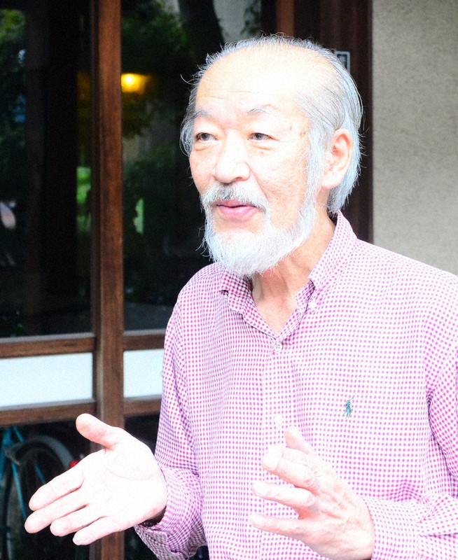 旅館廃業の経緯を語る増森さん=奈良市東木辻町で、加藤佑輔撮影