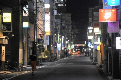 週末の鳥取市弥生町。閑散としていた＝2021年10月15日午後8時、野原寛史撮影
