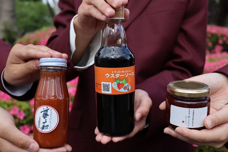 糸島農業高の生徒が販売する「いちごジャム」などの商品=オーレック提供