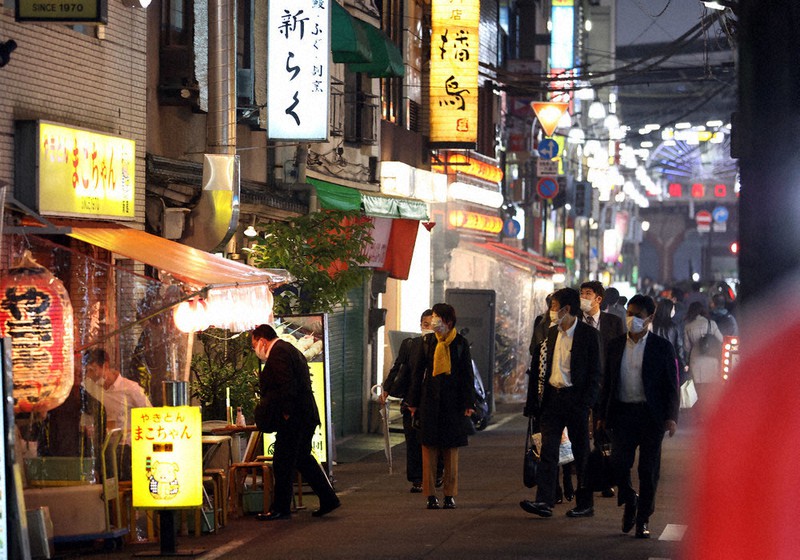 飲食店への営業時間短縮要請が解除され、繁華街を歩く人たち=東京都港区で25日午後7時25分、小川昌宏撮影
