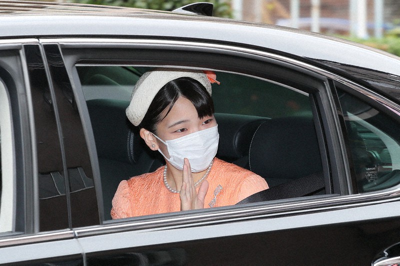 上皇ご夫妻に結婚のあいさつをするため、仙洞仮御所に車で入られる秋篠宮家の長女眞子さま=東京都港区で25日、長谷川直亮撮影