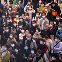 候補者らの街頭演説を聞く人たち＝19日午後5時41分、山田尚弘撮影