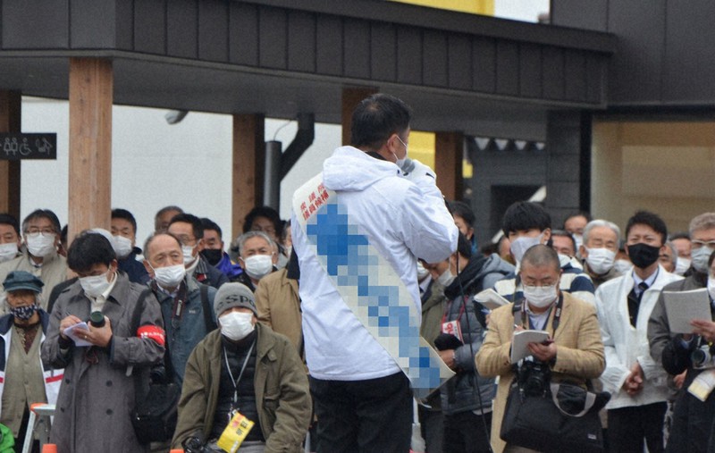 街頭演説に集まった聴衆を前に「継承」を訴える候補者=北海道士別市で10月20日午後3時半ごろ(画像の一部を加工しています)