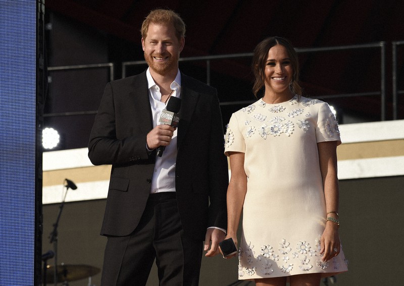 公務を引退し米国へ移った英国のヘンリー王子と妻メーガン妃=米ニューヨークで2021年9月25日、AP
