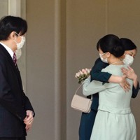 秋篠宮ご夫妻に見守られ、佳子さまと抱き合われる眞子さま＝東京都港区の宮邸で2021年10月26日午前10時（代表撮影）