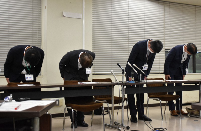 期日前投票所であった投票用紙の交付ミスを陳謝する熊本市選管の職員ら=熊本市中央区で2021年10月25日午後5時32分、栗栖由喜撮影