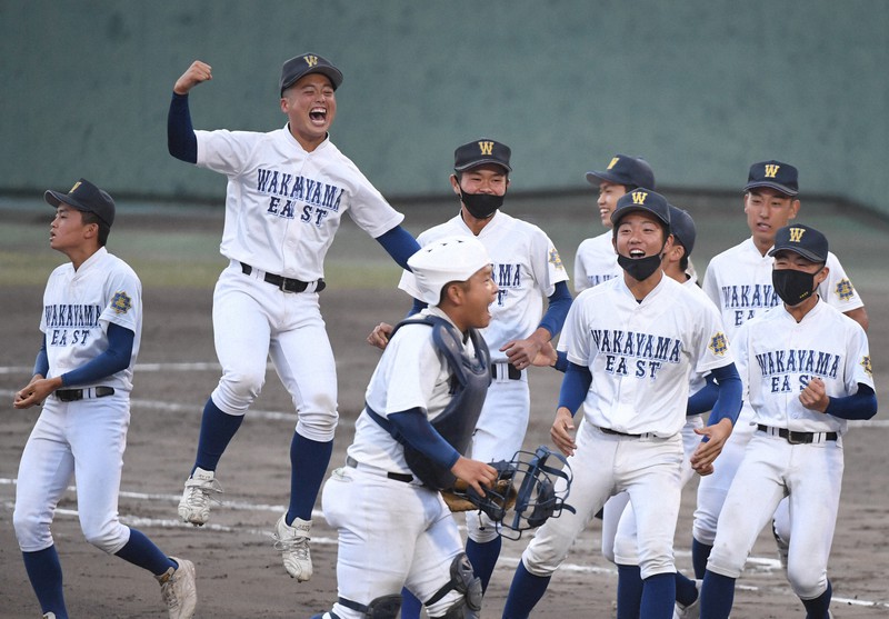 【和歌山東-京都国際】京都国際に勝利し、喜ぶ和歌山東の選手たち=大津市の皇子山球場で2021年10月24日、滝川大貴撮影