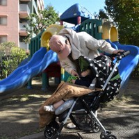 長男をベビーカーに乗せ、公園に出かける看護師の女性＝仙台市で2021年10月23日、藤田花撮影