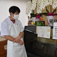 「以前のようにショーケースいっぱいにお菓子を並べたい」と話す小磯さん＝栃木県鹿沼市口粟野で2021年10月13日、渡辺佳奈子撮影