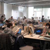 新型コロナウイルスの新規陽性者や自宅療養者の対応などにあたる保健所職員＝埼玉県川越市保健所で2021年9月16日、鷲頭彰子撮影