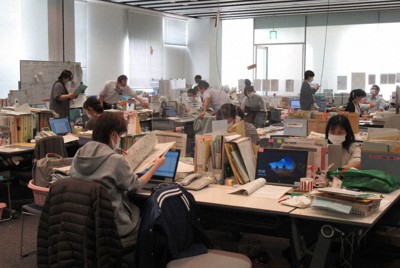 新型コロナウイルスの新規陽性者や自宅療養者の対応などにあたる保健所職員＝埼玉県川越市保健所で2021年9月16日、鷲頭彰子撮影