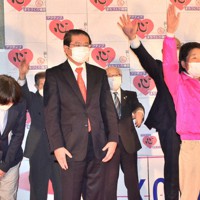 無投票当選を決め、支持者らと喜ぶ遠藤浩氏（手前右）＝山梨県市川三郷町市川大門で2021年10月26日午後6時26分、田中綾乃撮影