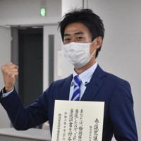 当選証書を受け取った山崎真之輔氏＝静岡市葵区の県庁で2021年10月26日、金子昇太撮影