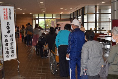 投票用紙の交付ミスがあった名張市の期日前投票所＝三重県名張市鴻之台1の名張市役所で、山中尚登撮影