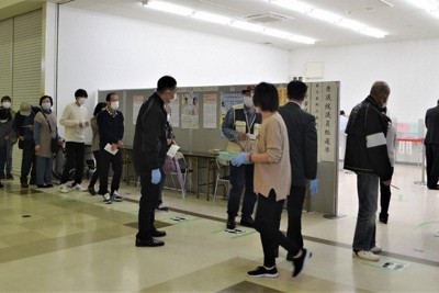 期日前投票に列を作る市民＝三重県伊勢市船江のショッピングセンターミタスで2021年10月25日、小沢由紀撮影