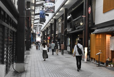 緊急事態宣言が解除され、客足が戻りつつある長浜大手門通り商店街＝滋賀県長浜市元浜町で、菅健吾撮影