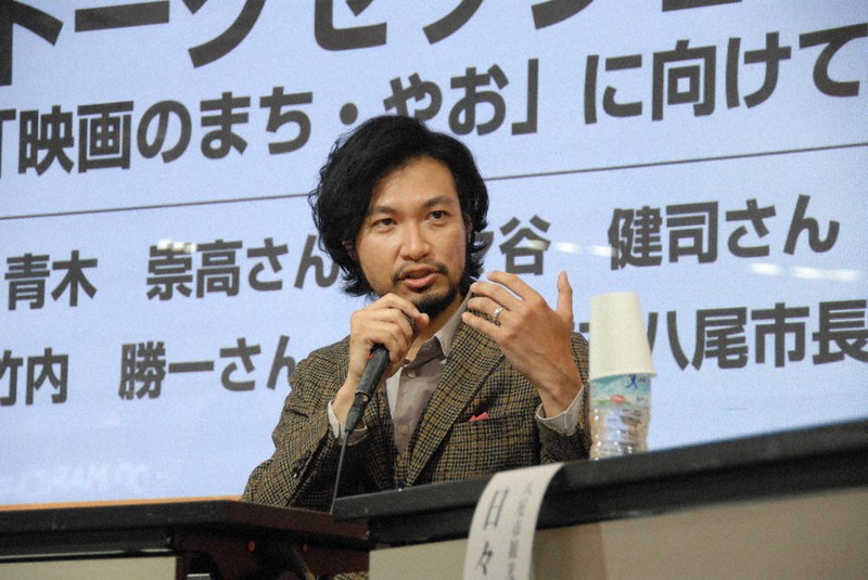 八尾市のフィルムコミッション活動について語る市出身の俳優、青木崇高さん=大阪府八尾市のアリオ八尾で、上野宏人撮影